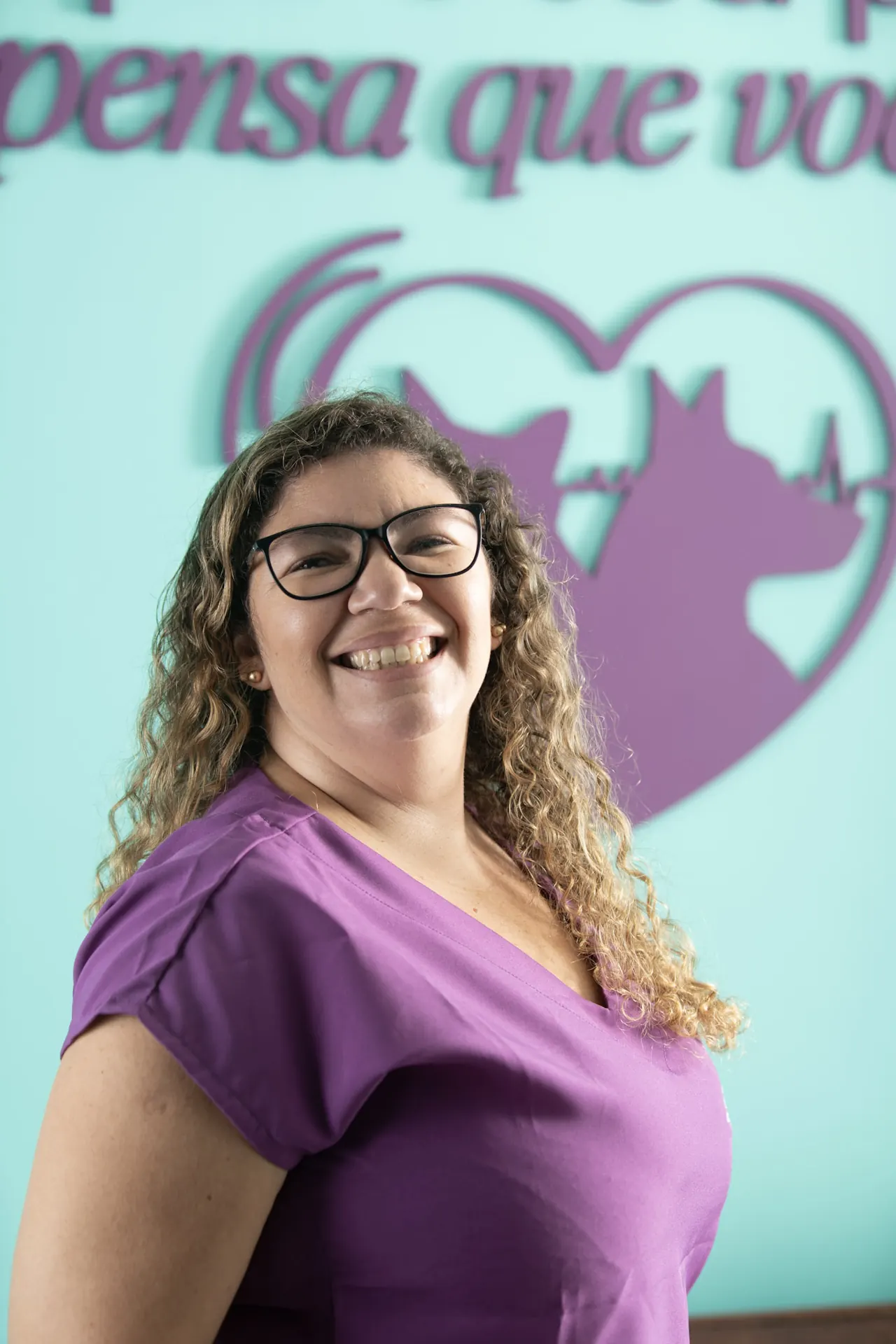 Dra. Cris sorrindo na sala de atendimento da CRIVET