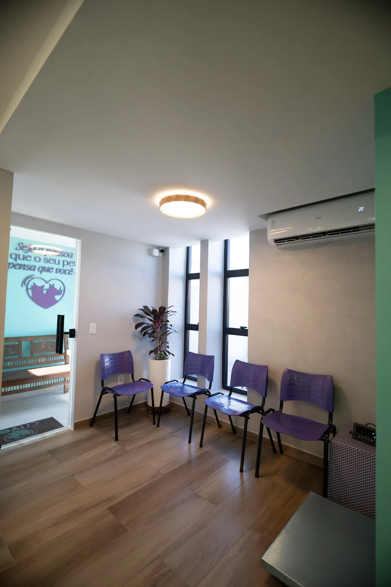 Sala de espera com cadeiras roxas